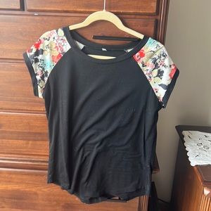 Black floral T-shirt large